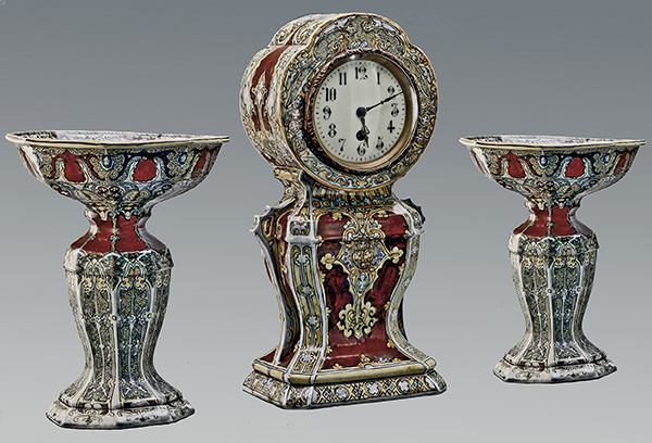 Nr.: 1, Te koop aangeboden sieraardewerk van Holland Utrecht , Omschrijving: (Stel) Plateel Klok + 2 coupes, Hoog 36,5 cm Breed 19,1 cm, Periode: Jaar 1893-1920, Schilder : Onbekend, 