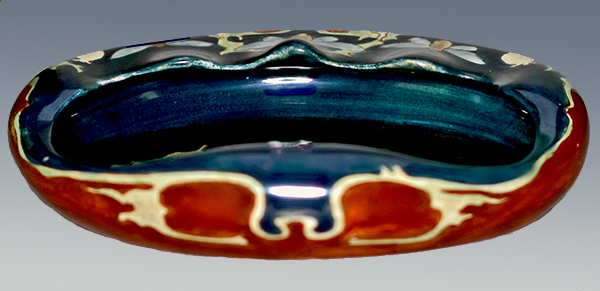 Nr.: 106, Te koop aangeboden sieraardewerk van Holland Utrecht, Omschrijving: Plateel Asbakje, Hoog 4,7 cm Breed 17 cm, Periode: Jaar 1893-1920, Schilder : P, 