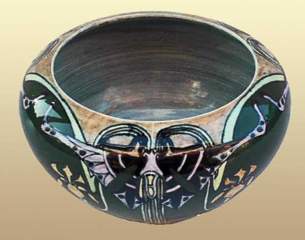 Nr.: 107, Reeds verkocht : sieraardewerk van Holland Utrecht, Omschrijving: Plateel Vaas, Hoog 8,8 cm Breed 15,2 cm, Periode: Jaar 1893-1920, Schilder : AD, 