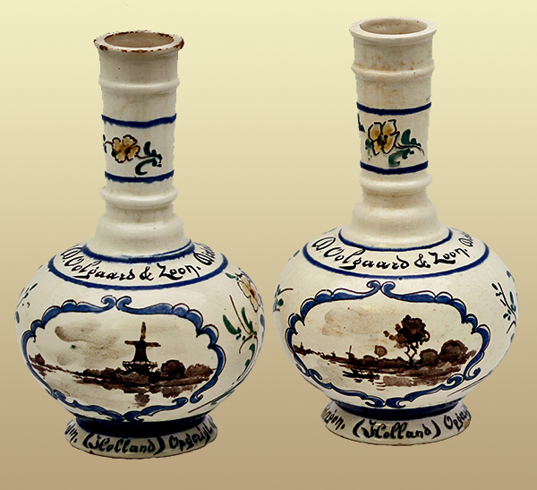 Nr.: 118, Te koop aangeboden sieraardewerk van Rozenburg,  Omschrijving: stel Plateel Vazen, Hoog 21,7 cm Breed 13,2 cm, Periode: Jaar 1892, Schilder : Onbekend , 