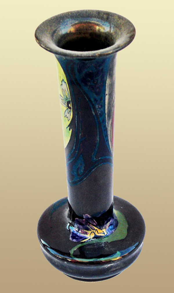 Nr.: 126, Te koop aangeboden sieraardewerk van Rozenburg,  Omschrijving: Plateel Vaas, Hoog 20,7 cm Breed 9 cm, Periode: Jaar 1899, Schilder : Onbekend, 