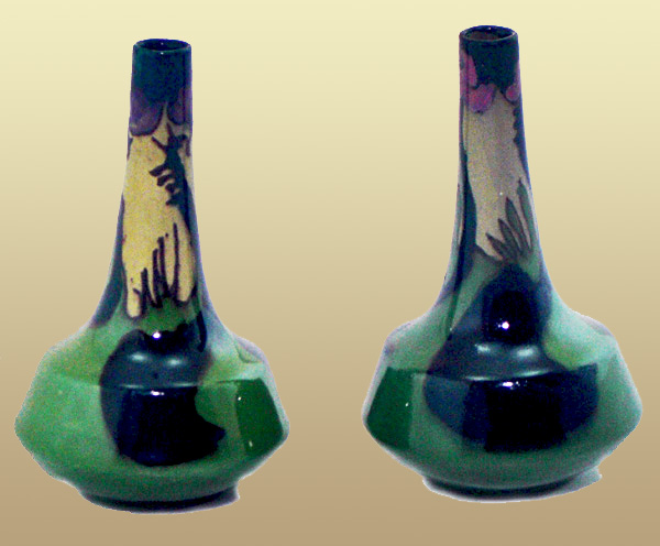 Nr.: 173, Te koop aangeboden sieraardewerk van Distel , Omschrijving: stel Plateel miniatuurtjes, Hoog 9,2 cm Breed 5,6 cm, Periode: Jaar 1895-1923, Schilder :  , 