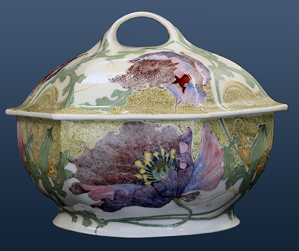 Nr.: 432, On offer A  Eggshell bonbonniere made by Rozenburg