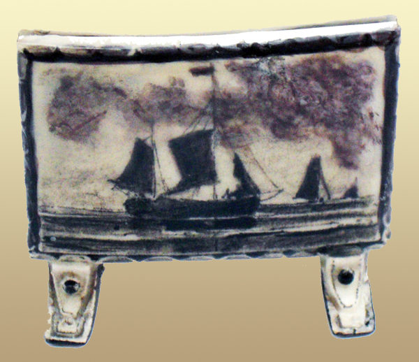 Nr.: 47, Reeds verkocht : sieraardewerk van Rozenburg, Omschrijving: Plateel Menu standaard, Hoog 5,9 cm Breed 7,1 cm, Periode: Jaar 1891, Schilder : J.C. Heijtze, 