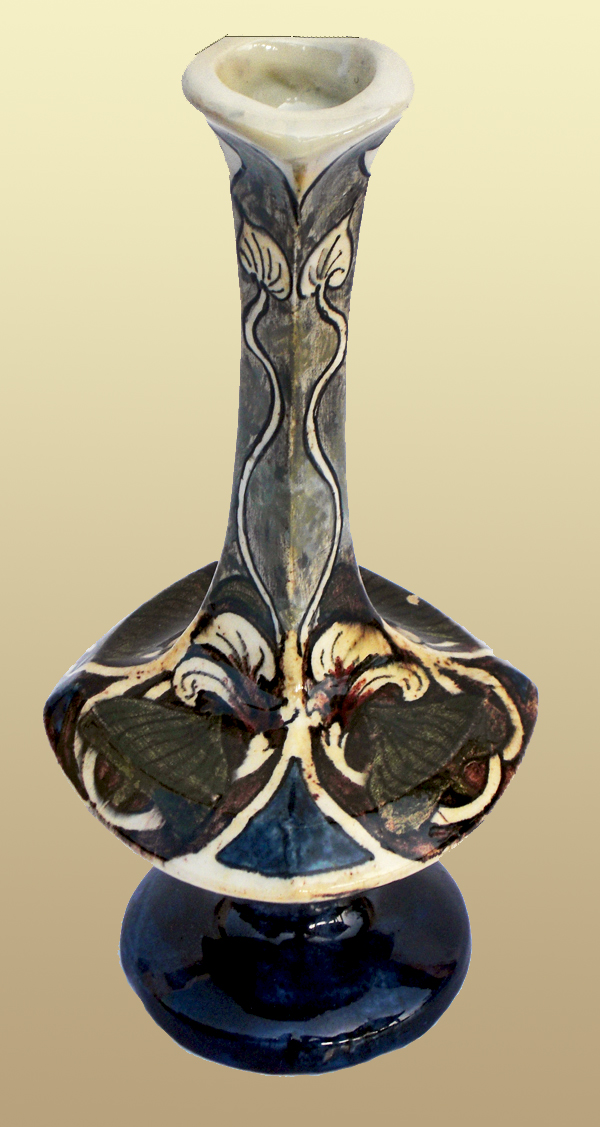 Nr.: 61, Te koop aangeboden sieraardewerk van Distel, Omschrijving: Plateel vaas, Hoog 18,3 cm Breed 10,2 cm, Periode: Jaar 1895-1923, Schilder : Onbekend, 