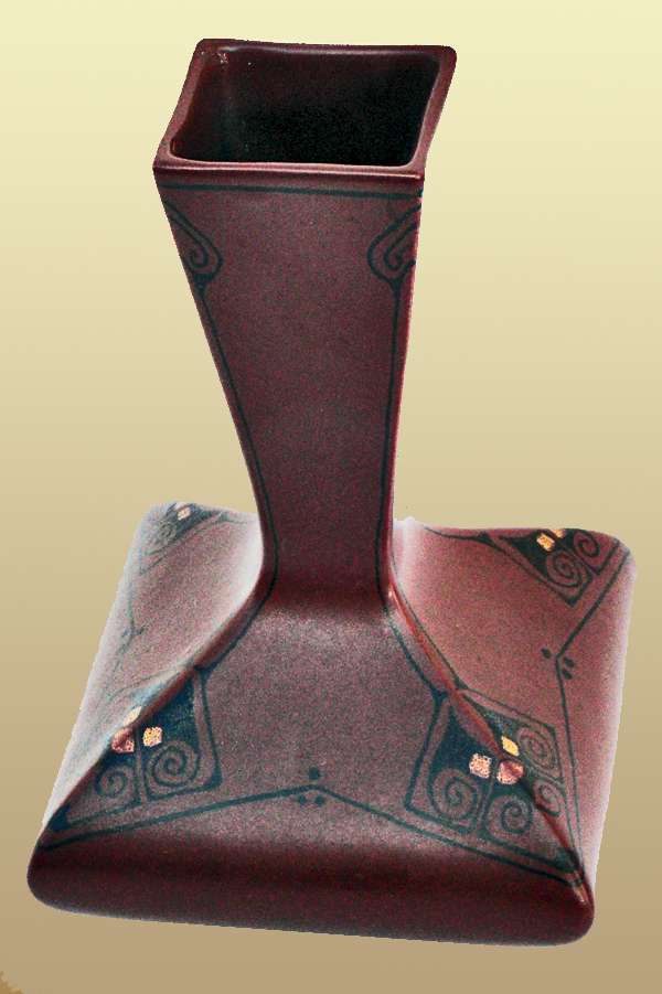 Nr.: 63, Te koop aangeboden sieraardewerk van Distel, Omschrijving: Plateel vaas, Hoog 17,3 cm Breed 11,3 cm, Periode: Jaar 1895-1923, Schilder : Onbekend, 