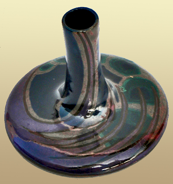 Nr.: 64, Te koop aangeboden sieraardewerk van Distel, Omschrijving: Plateel vaasje, Hoog 10,5 cm Breed 9,3 cm, Periode: Jaar 1895-1923, Schilder : Onbekend, 