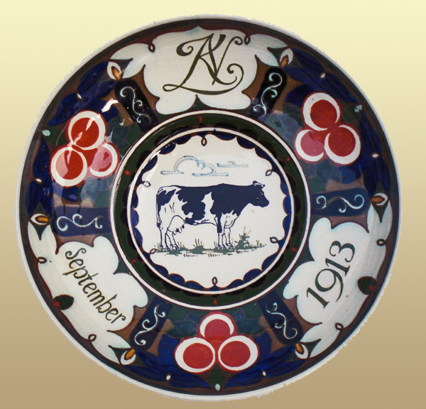 Nr.: 80, Te koop aangeboden sieraardewerk van Rozenburg, Omschrijving: (juliana) Plateel Schaaltje , Diameter 14,6 cm Hoog 3,6 cm, Periode: Jaar 1913, Schilder : Onbekend , 